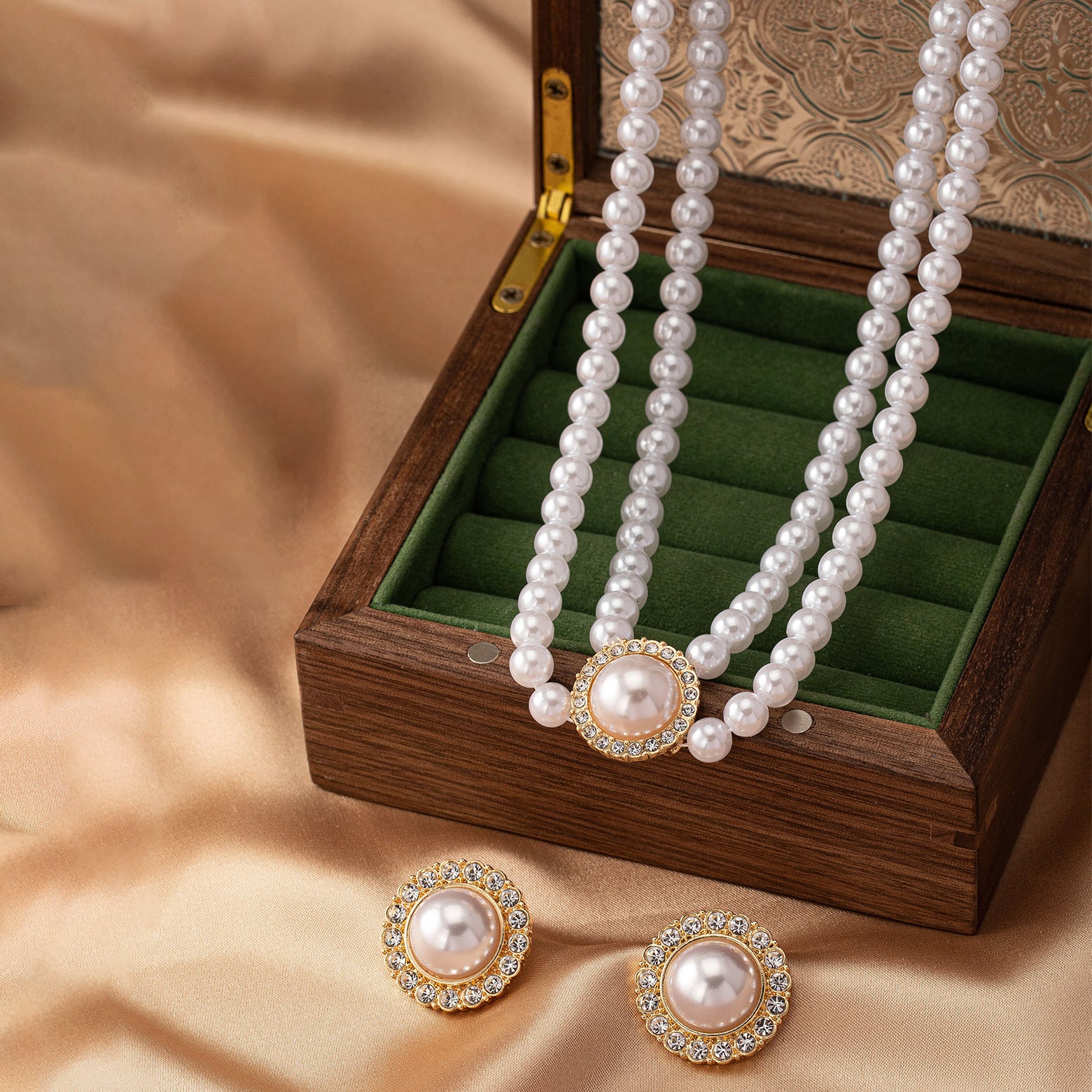 Elegant Pearl Necklace & Earrings Set – Classic Fashion Jewelry Gift for Women